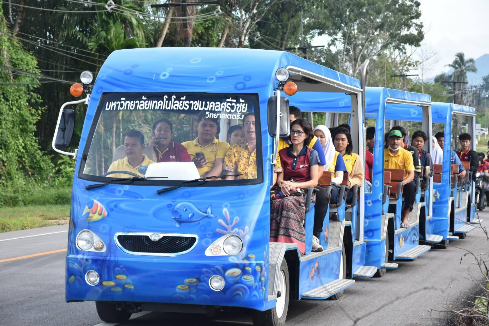 รูปภาพประกอบด้วย ขนส่ง, พาหนะ, กลางแจ้ง, ยานพาหนะทางบก

คำอธิบายที่สร้างโดยอัตโนมัติ