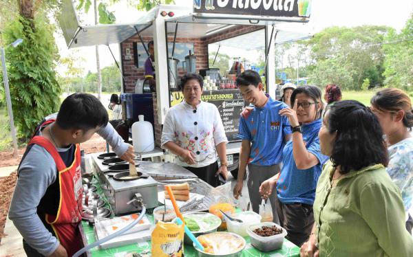 รูปภาพประกอบด้วย เสื้อผ้า, คน, กลางแจ้ง, กลุ่ม

คำอธิบายที่สร้างโดยอัตโนมัติ