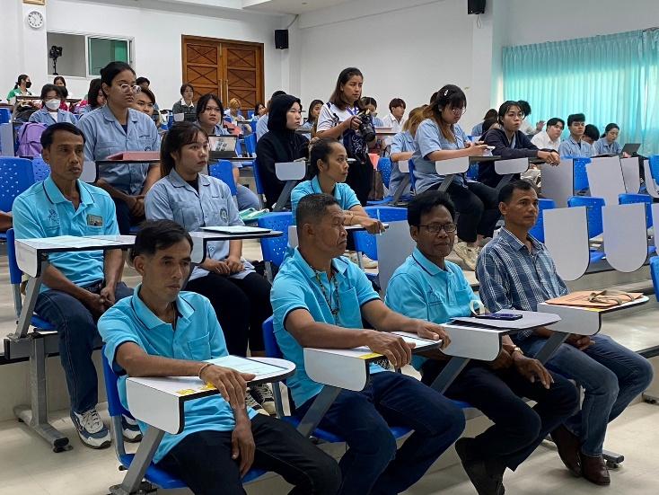 อาจเป็นรูปภาพของ 10 คน และ ผู้คนกำลังอ่านหนังสือ