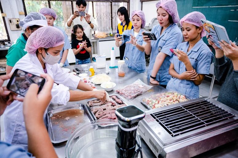 อาจเป็นรูปภาพของ 10 คน