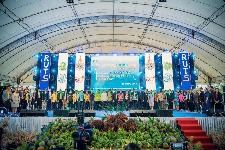 อาจเป็นรูปภาพของ 3 คน, ฝูงชน และ ข้อความ