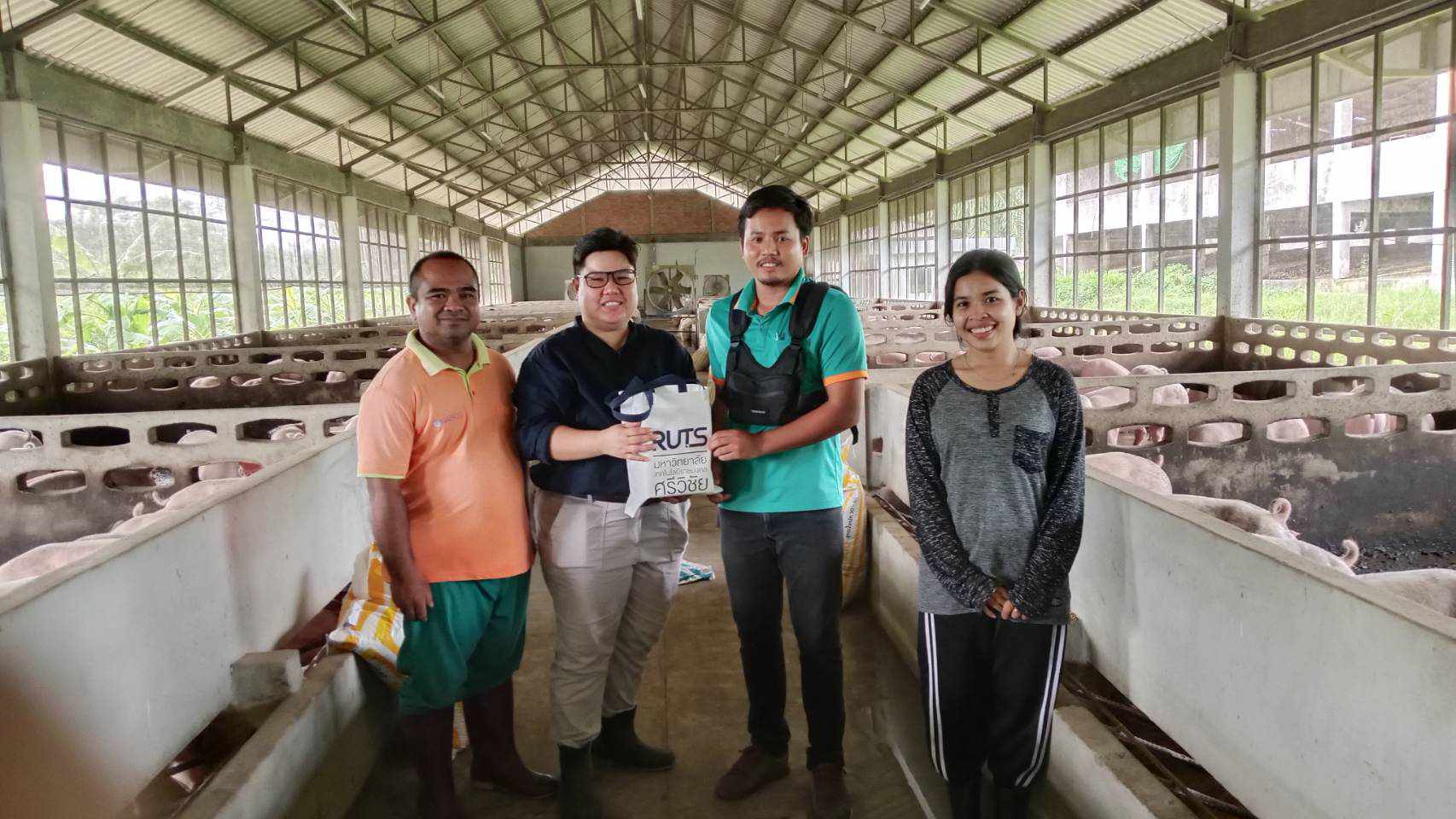 อาจเป็นรูปภาพของ 4 คน และ ข้อความ