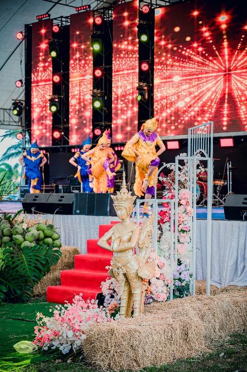 อาจเป็นรูปภาพของ 4 คน, แซกโซโฟน, การจัดแสง, ลำโพง และ ข้อความ