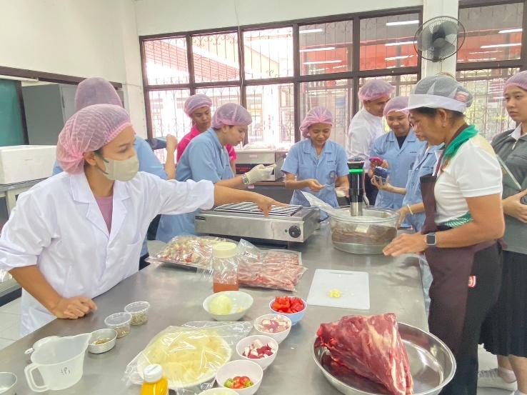 อาจเป็นรูปภาพของ 5 คน และ สเต็ก