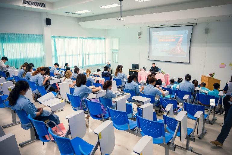 อาจเป็นรูปภาพของ 5 คน, ผู้คนกำลังอ่านหนังสือ, ตาราง และ ข้อความ