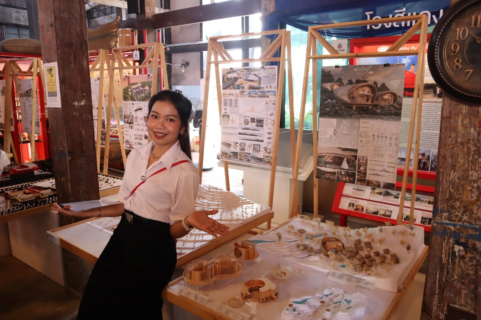 อาจเป็นรูปภาพของ 1 คน, โมบายกระดิ่งลม และ ข้อความ