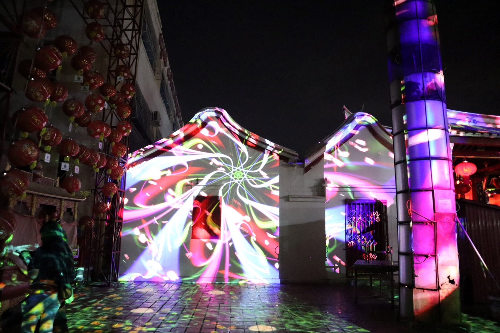 อาจเป็นรูปภาพของ 1 คน, การจัดแสง และ ข้อความ