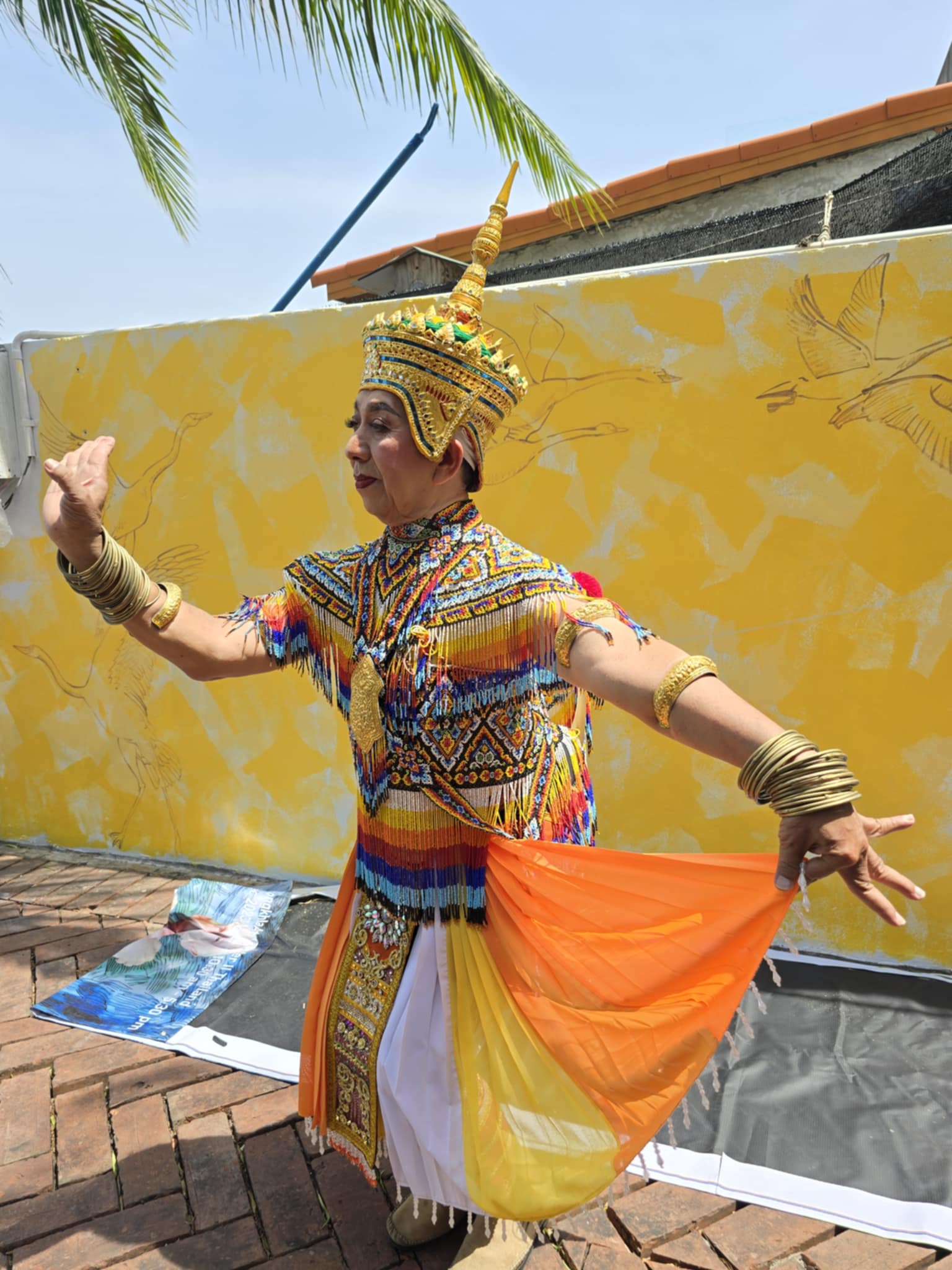 อาจเป็นรูปภาพของ 1 คน และ กำลังเต้น