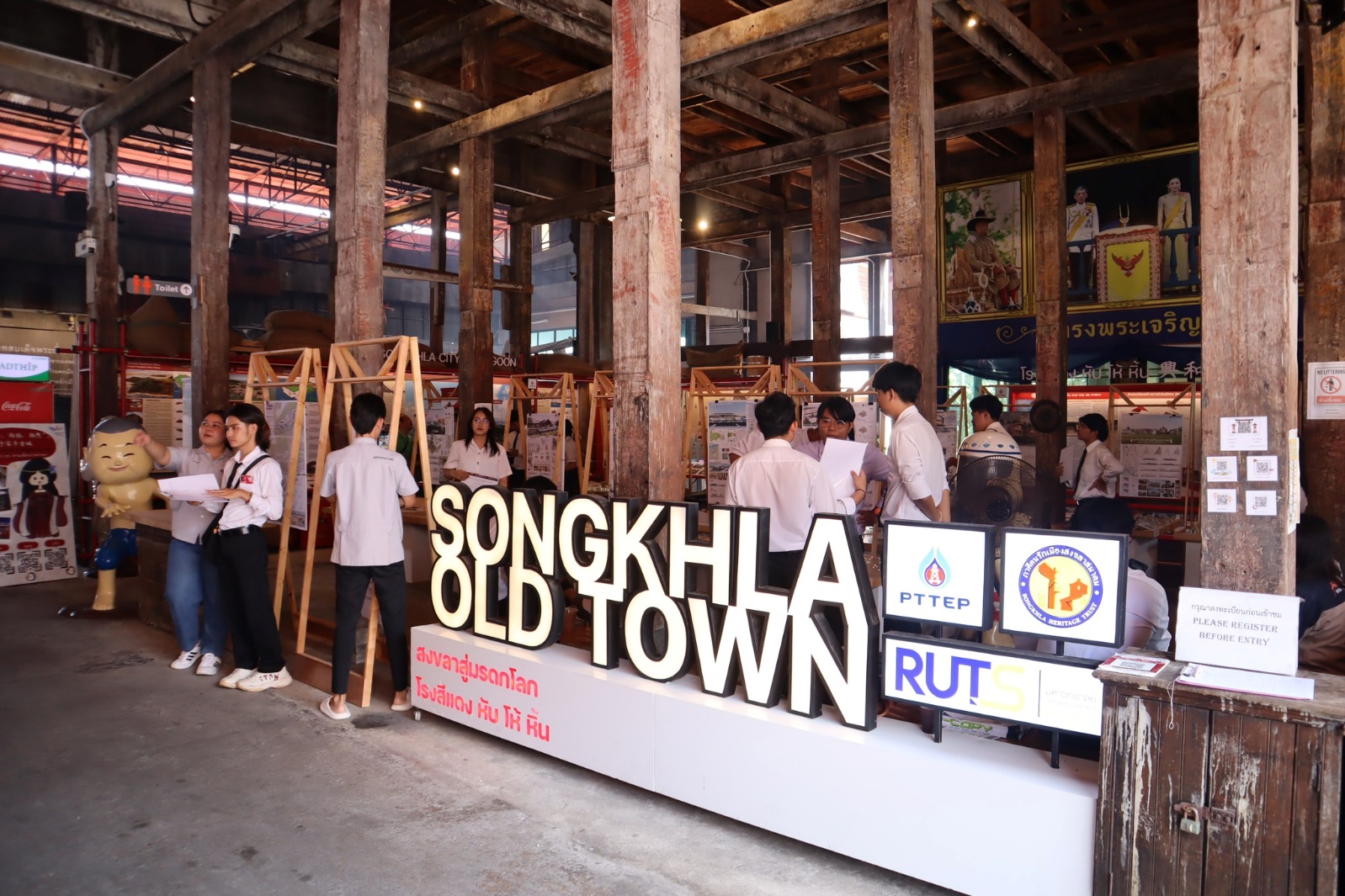 อาจเป็นรูปภาพของ 10 คน และ ข้อความ