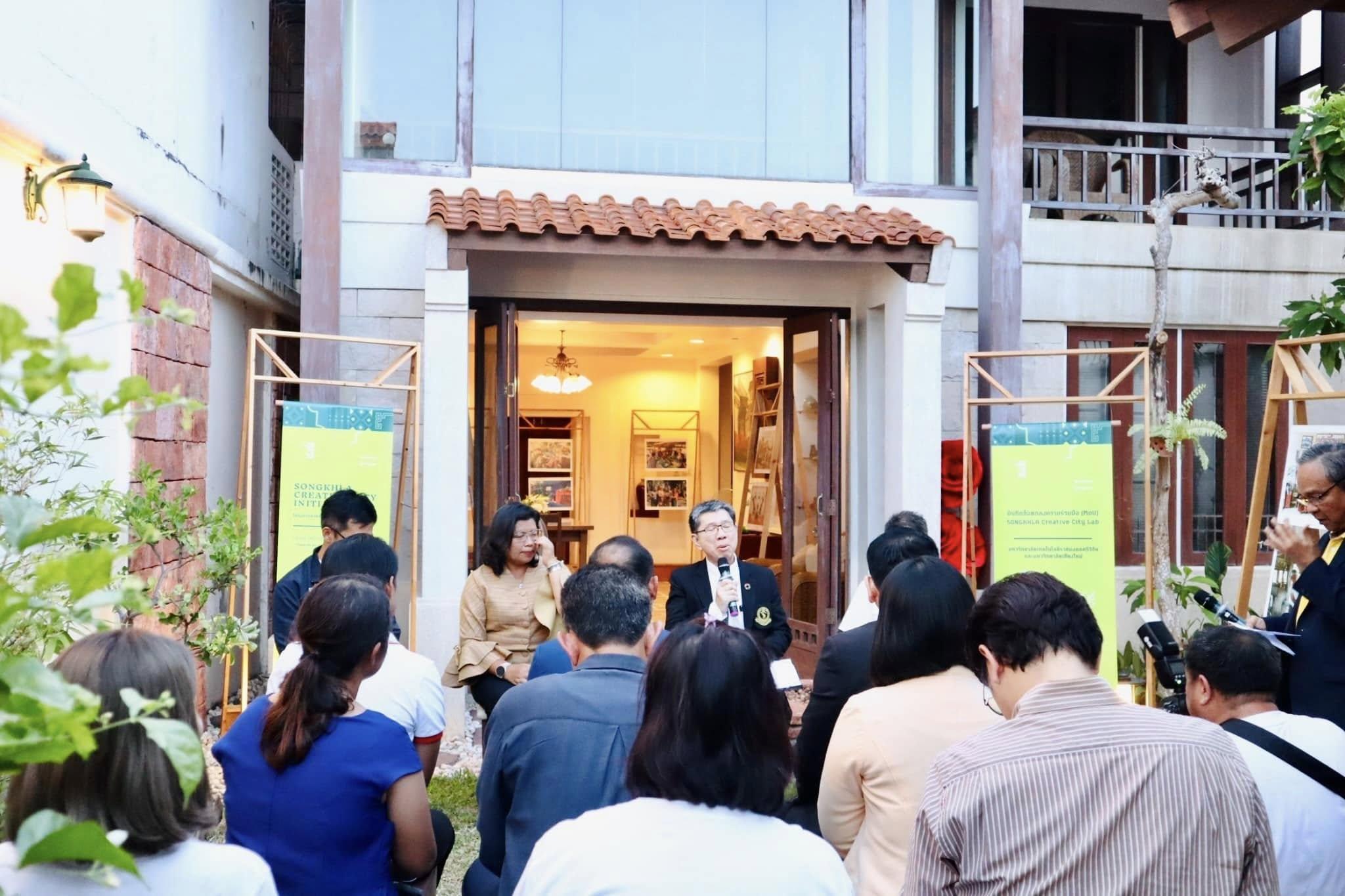 อาจเป็นรูปภาพของ 11 คน, ดอกคอร์นฟลาวเวอร์ และ ข้อความ