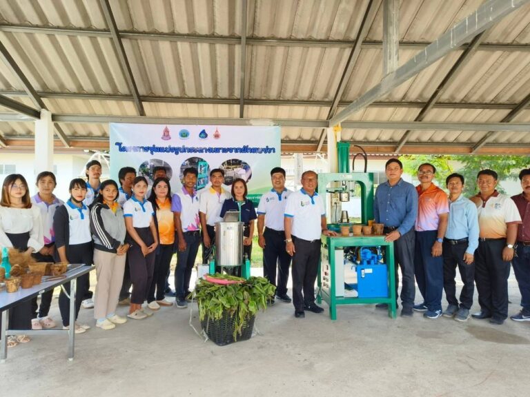 อาจเป็นรูปภาพของ 16 คน และ ข้อความ