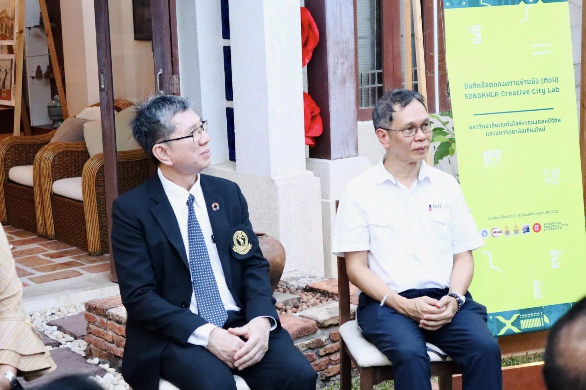 อาจเป็นรูปภาพของ 2 คน และ ข้อความ