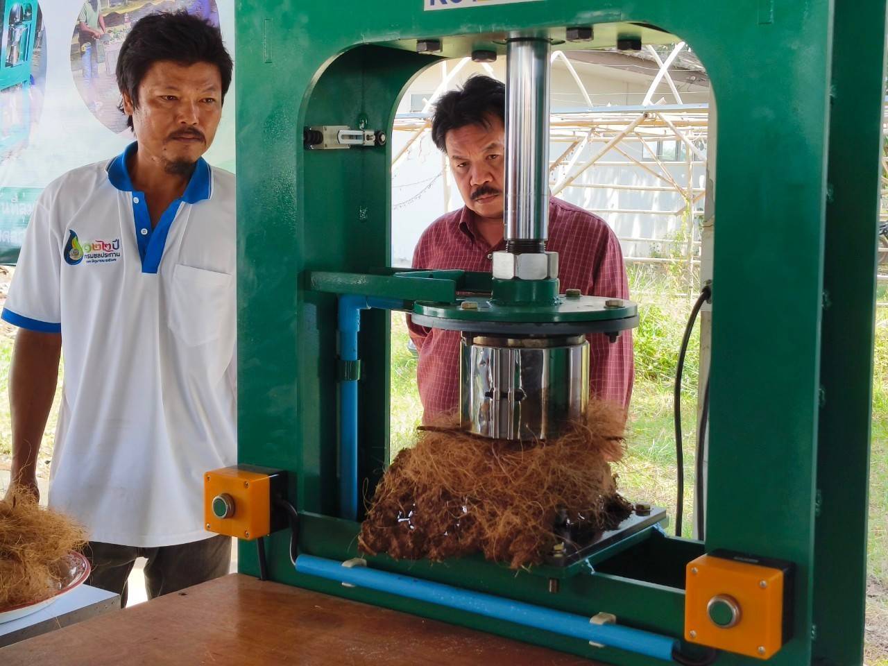 อาจเป็นรูปภาพของ 2 คน, เครื่องบด และ ข้อความ