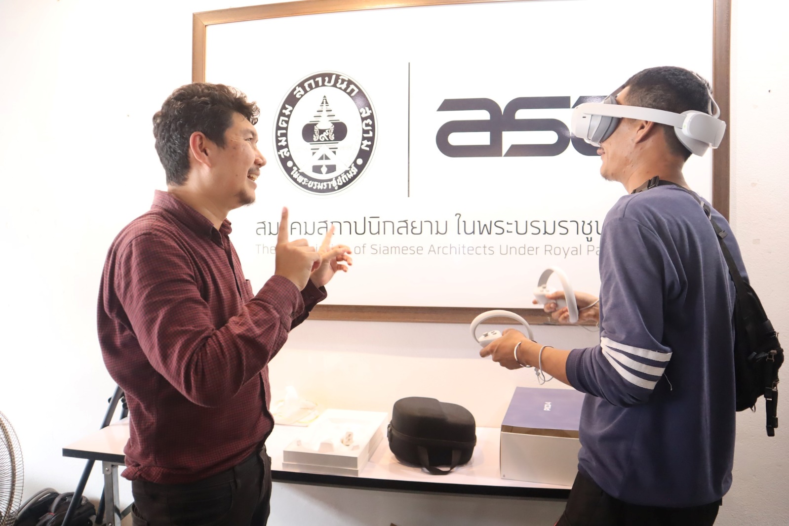 อาจเป็นรูปภาพของ 2 คน และ ข้อความ