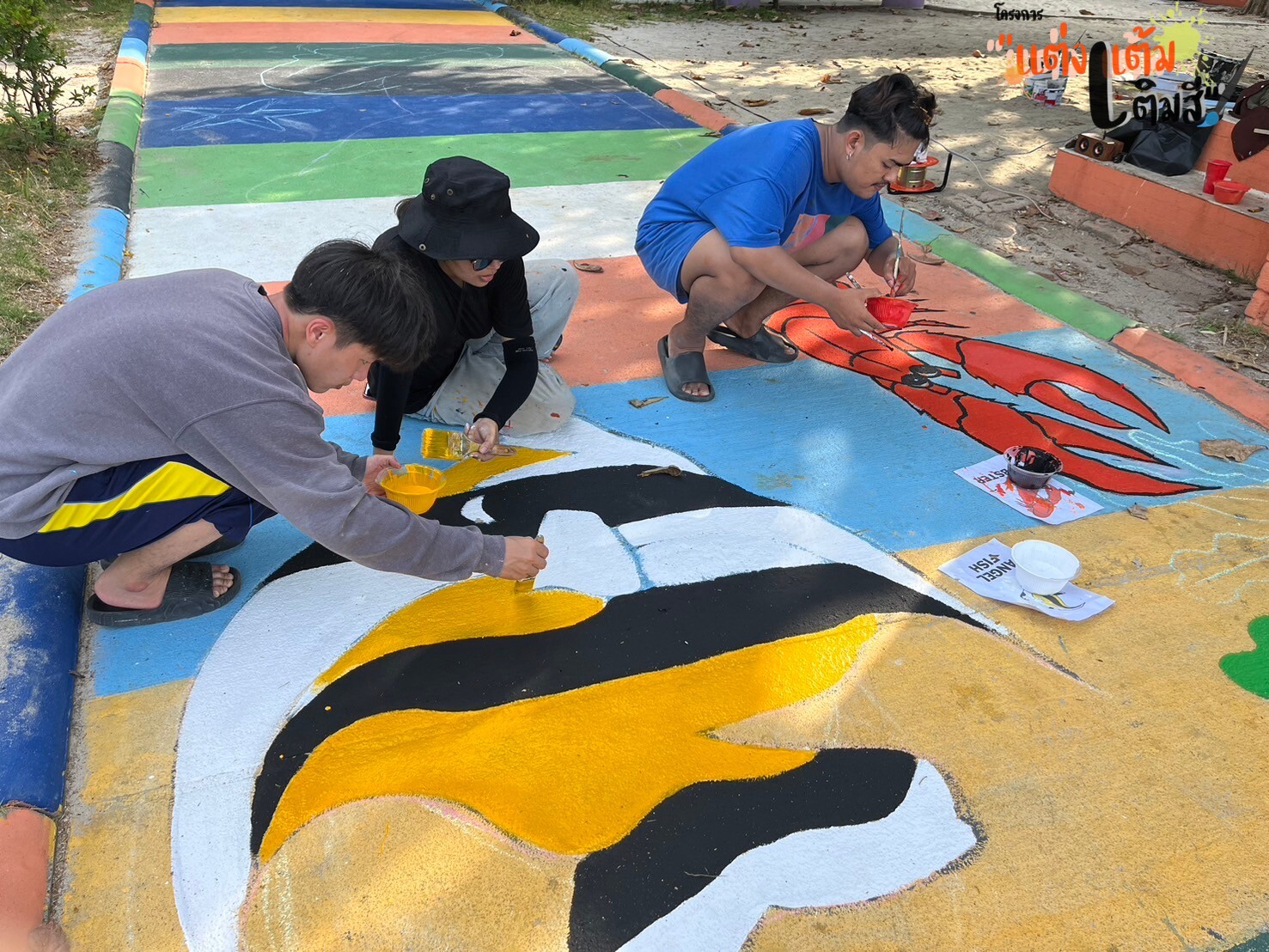 อาจเป็นรูปภาพของ 3 คน