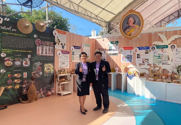 อาจเป็นรูปภาพของ 3 คน และ ข้อความ