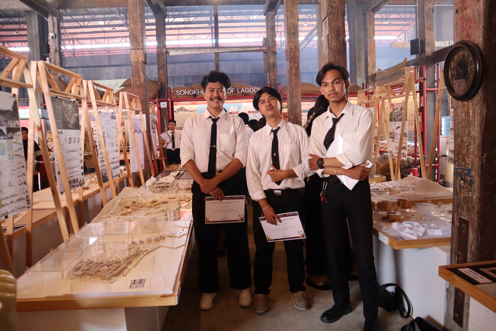 อาจเป็นรูปภาพของ 4 คน และ ข้อความ