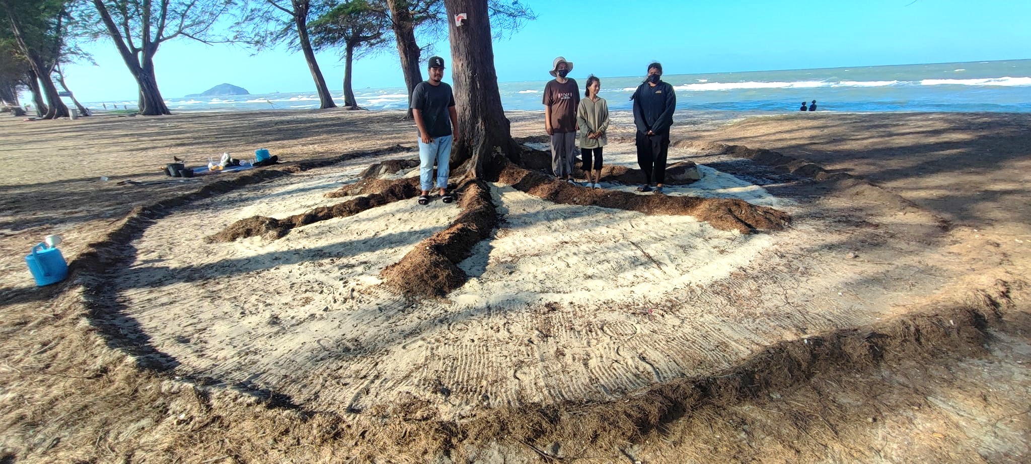 อาจเป็นรูปภาพของ 4 คน และ ชายหาด
