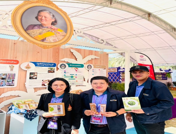 อาจเป็นรูปภาพของ 4 คน และ ข้อความ