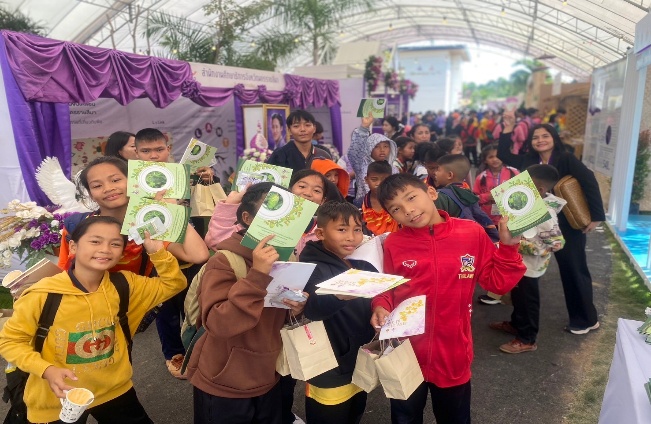 อาจเป็นรูปภาพของ 4 คน และ ข้อความ