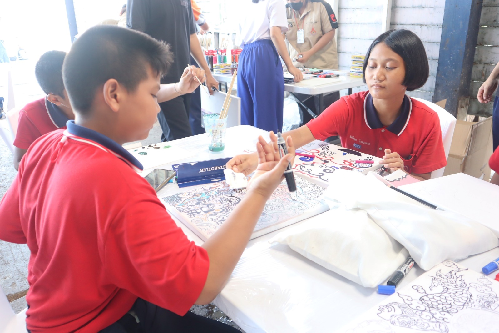 อาจเป็นรูปภาพของ 4 คน, ผู้คนกำลังอ่านหนังสือ และ ข้อความ