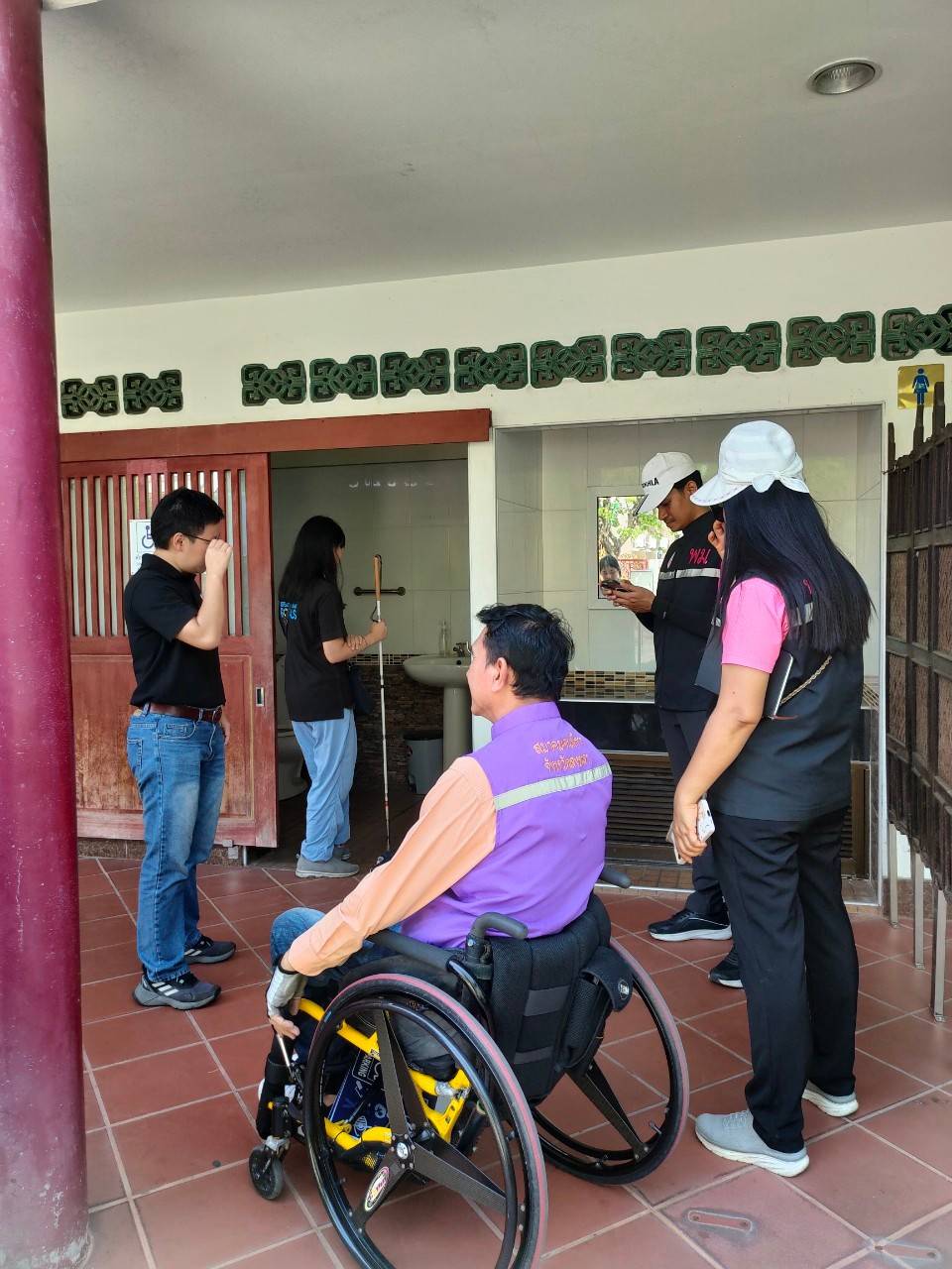 อาจเป็นรูปภาพของ 5 คน, โรงพยาบาล และ ข้อความ