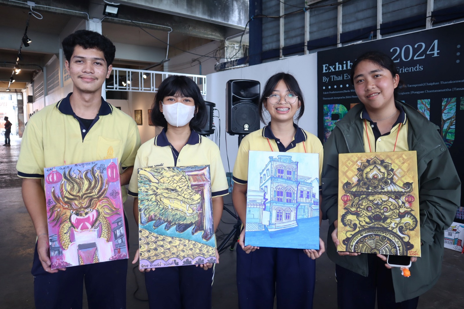 อาจเป็นภาพวาดรูป 5 คน และ ข้อความ