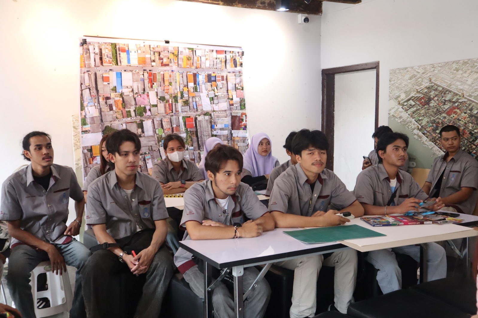 อาจเป็นรูปภาพของ 7 คน, ผู้คนกำลังอ่านหนังสือ และ ข้อความ