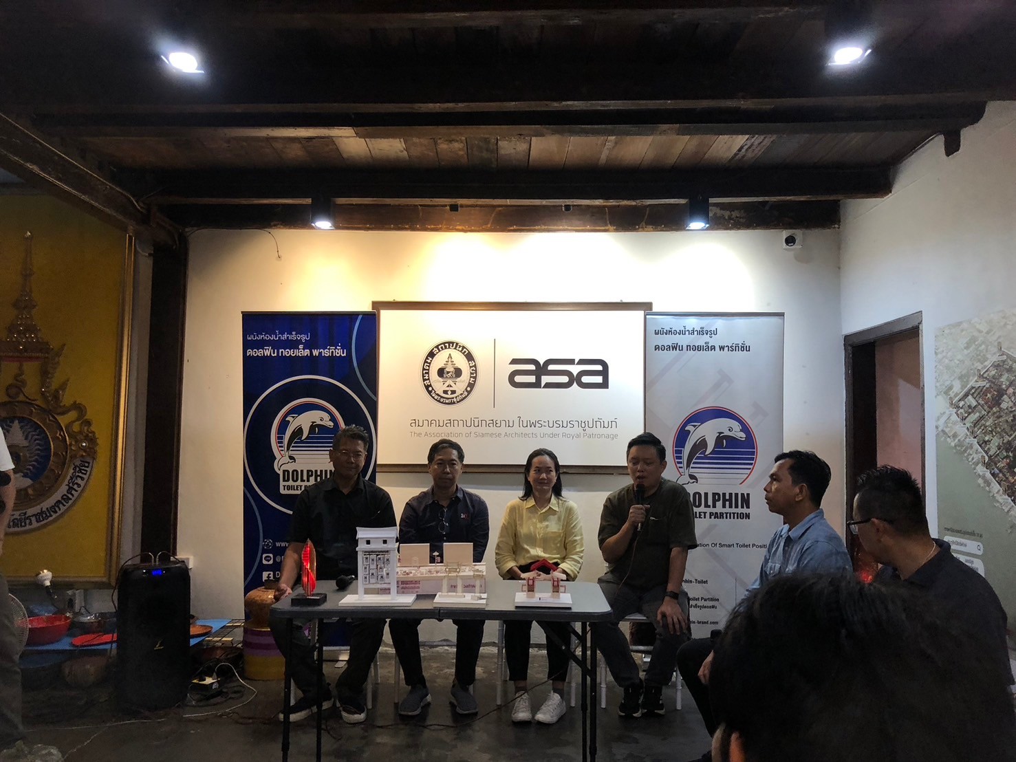 อาจเป็นรูปภาพของ 7 คน, การจัดแสง, ตาราง, ลำโพง และ ข้อความ