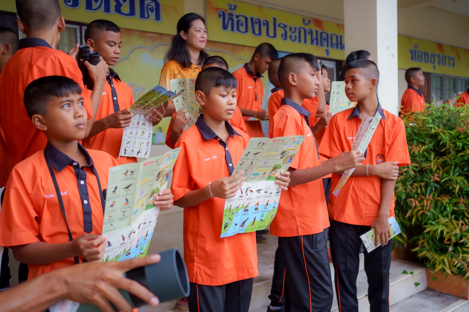 อาจเป็นรูปภาพของ 7 คน, ผู้คนกำลังอ่านหนังสือ และ ข้อความ