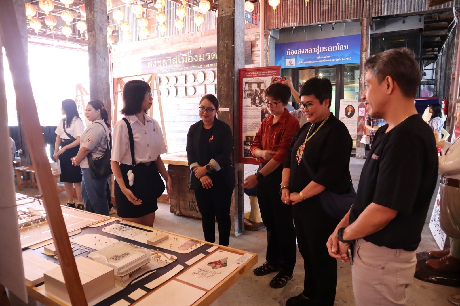 อาจเป็นรูปภาพของ 7 คน, วัด และ ข้อความ