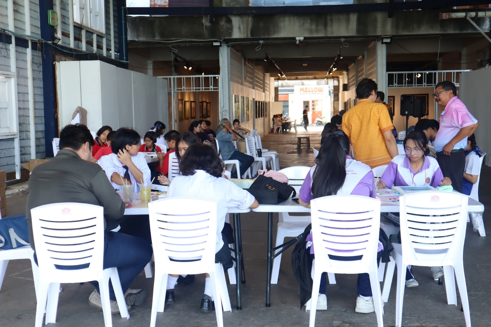 อาจเป็นรูปภาพของ 8 คน และ ตาราง