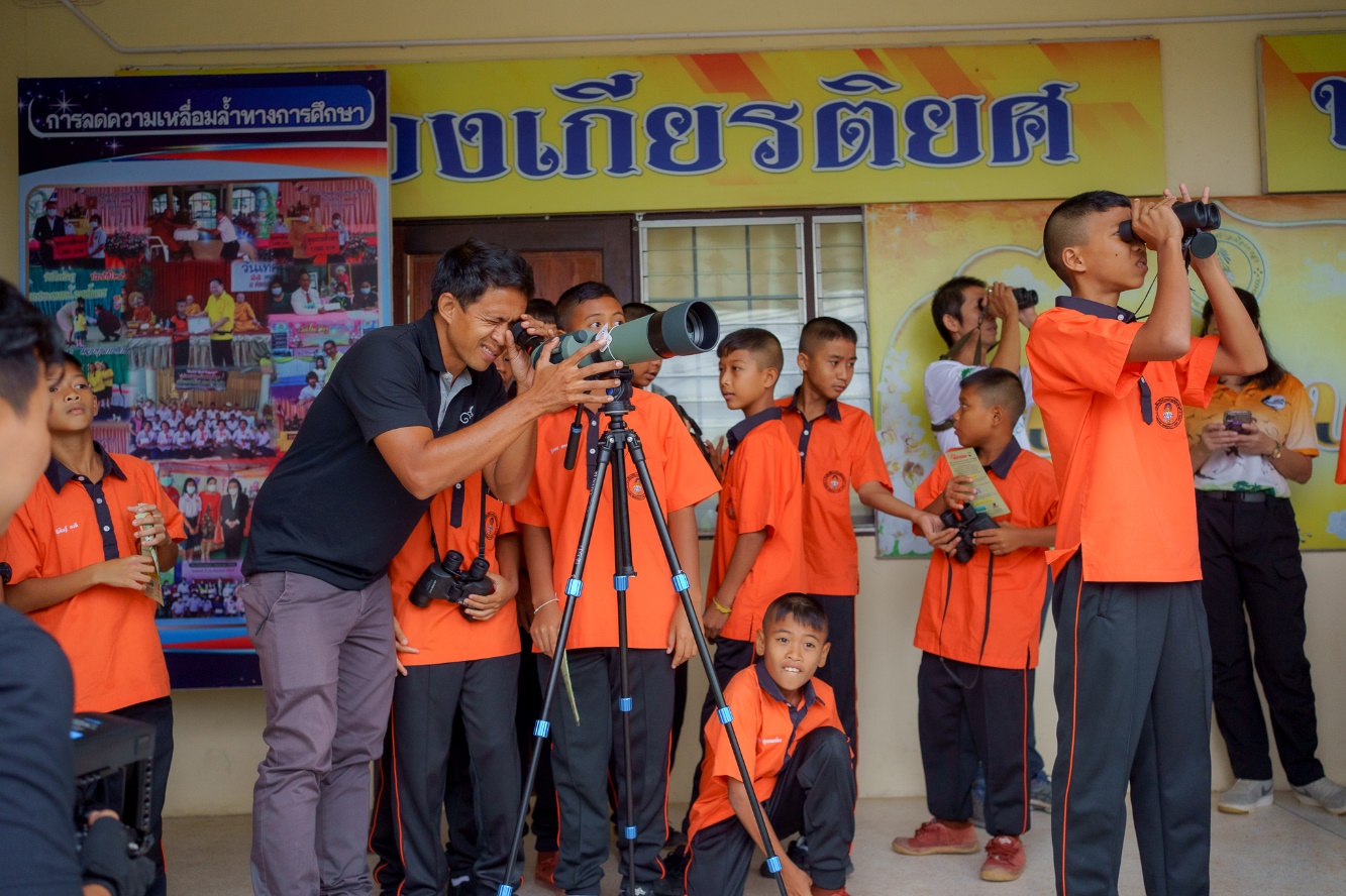 อาจเป็นรูปภาพของ 8 คน และ ข้อความ