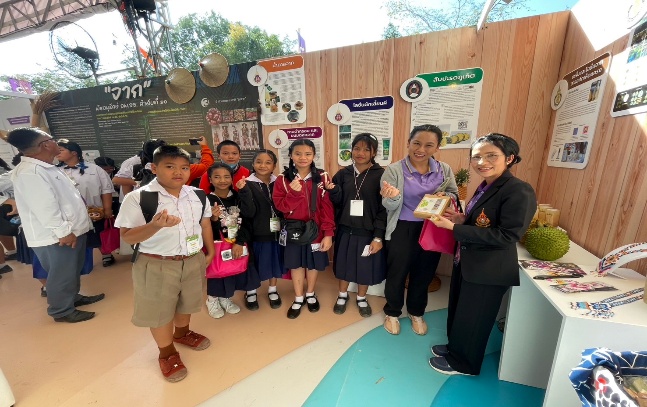 อาจเป็นรูปภาพของ 8 คน และ ข้อความ