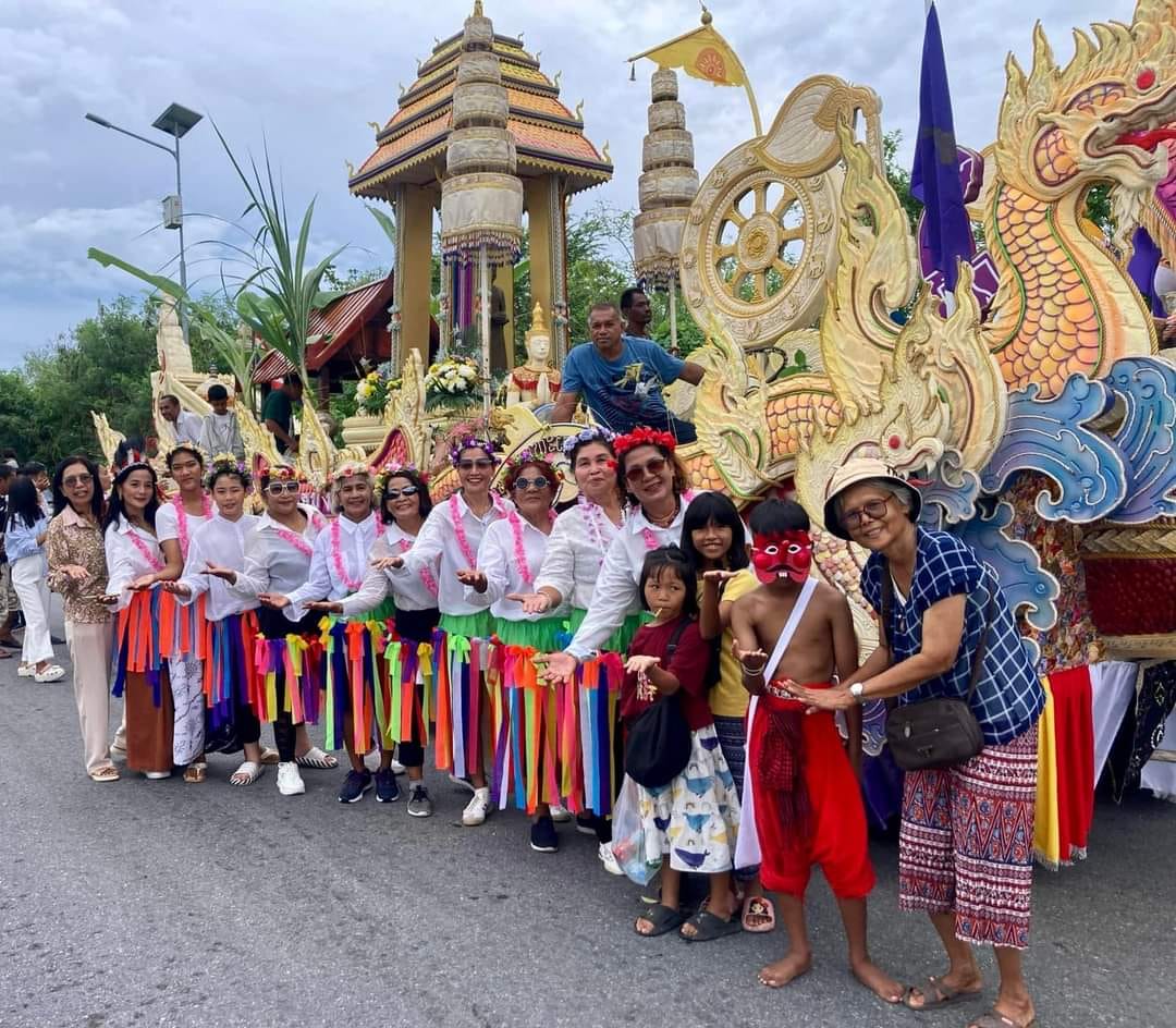 อาจเป็นรูปภาพของ 9 คน และ วัด