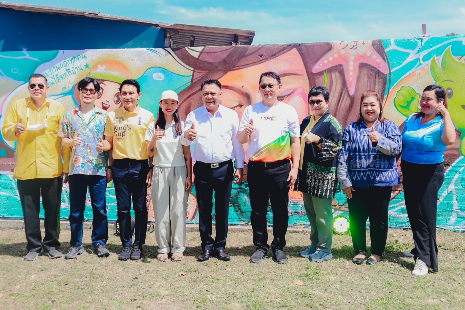 อาจเป็นรูปภาพของ 9 คน, แว่นตาและคอนแทคเลนส์ และ ข้อความ