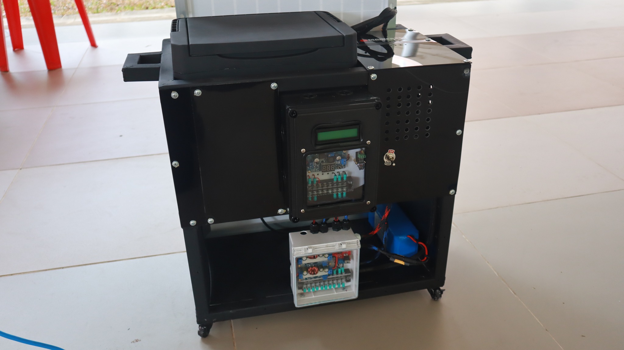 A black rectangular object with a black box and a green screen

AI-generated content may be incorrect.