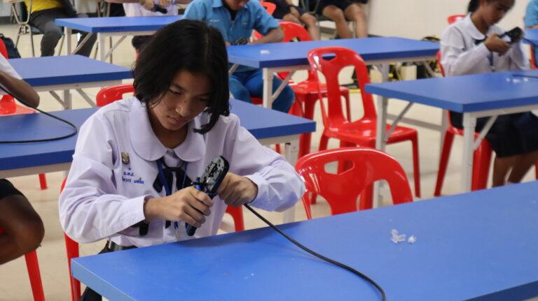 A child using a device to connect a cable

AI-generated content may be incorrect.