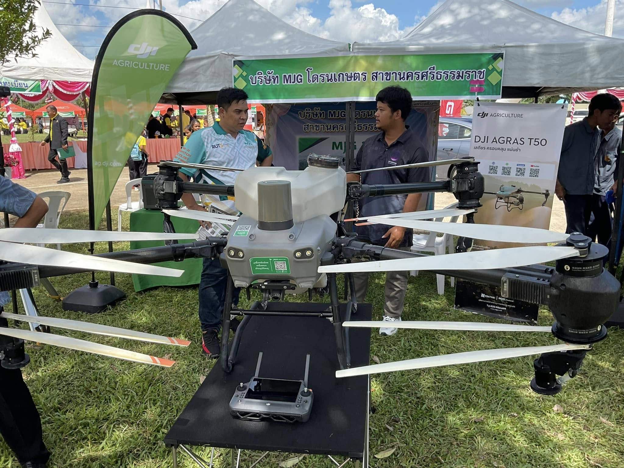 A drone with propellers and people in the background

AI-generated content may be incorrect.