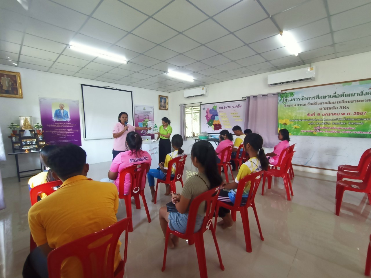 A group of children in a classroom

AI-generated content may be incorrect.