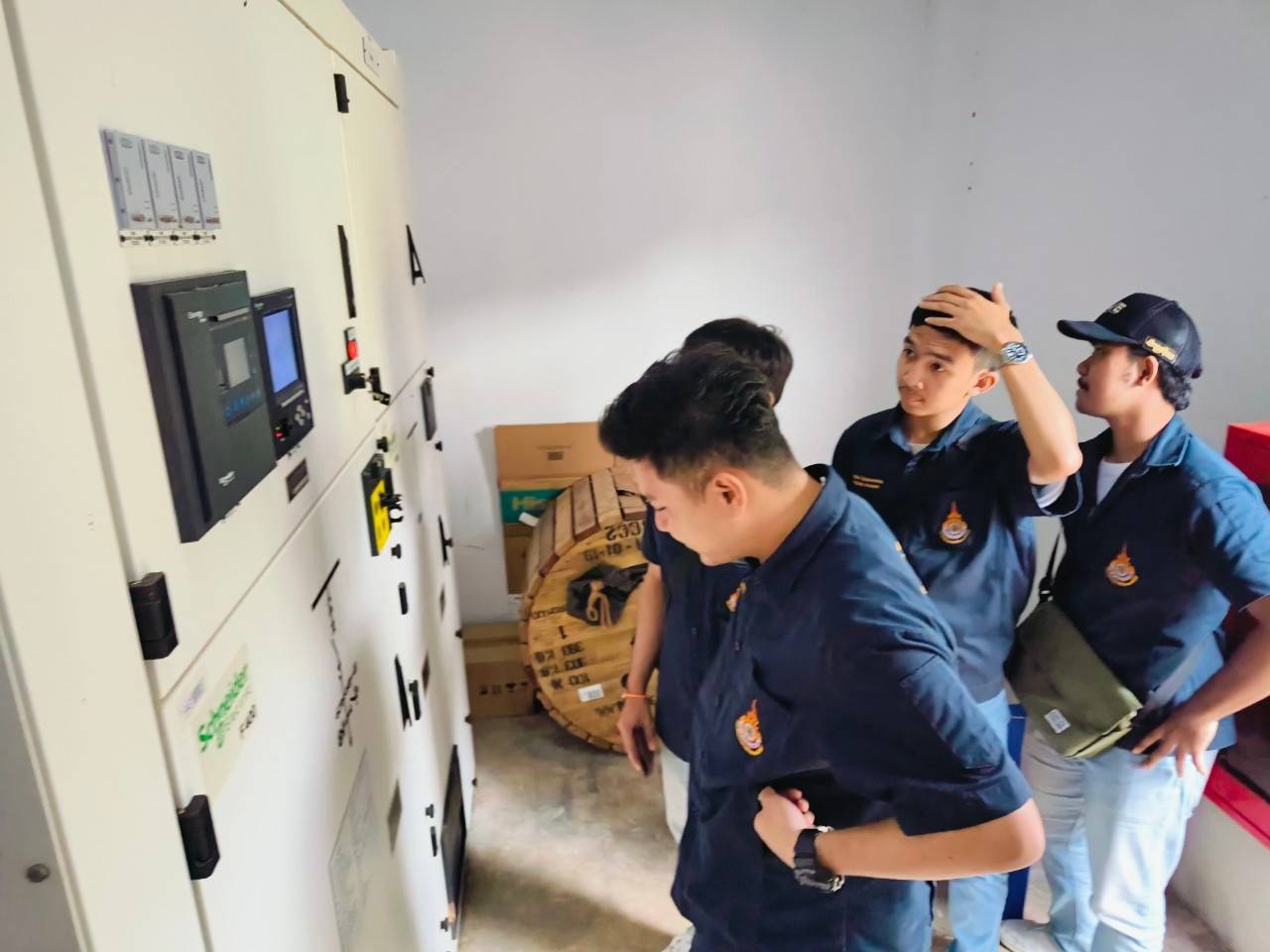 A group of men looking at a machine

AI-generated content may be incorrect.