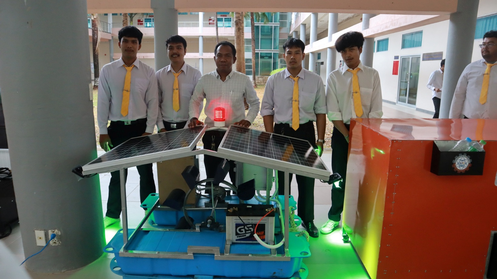 A group of men standing next to a solar panel

AI-generated content may be incorrect.
