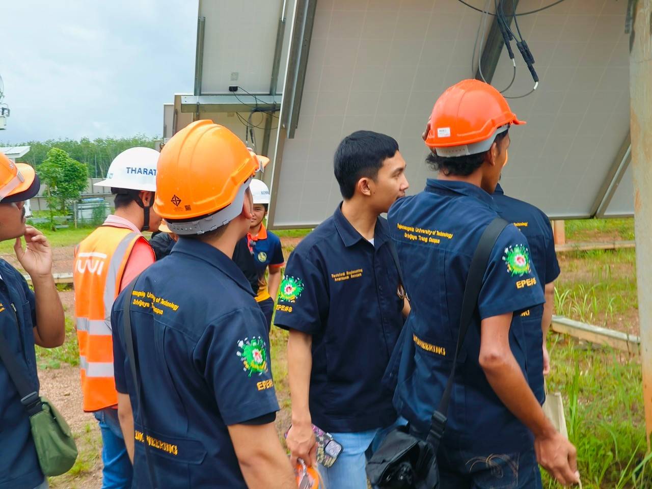 A group of men wearing hard hats

AI-generated content may be incorrect.
