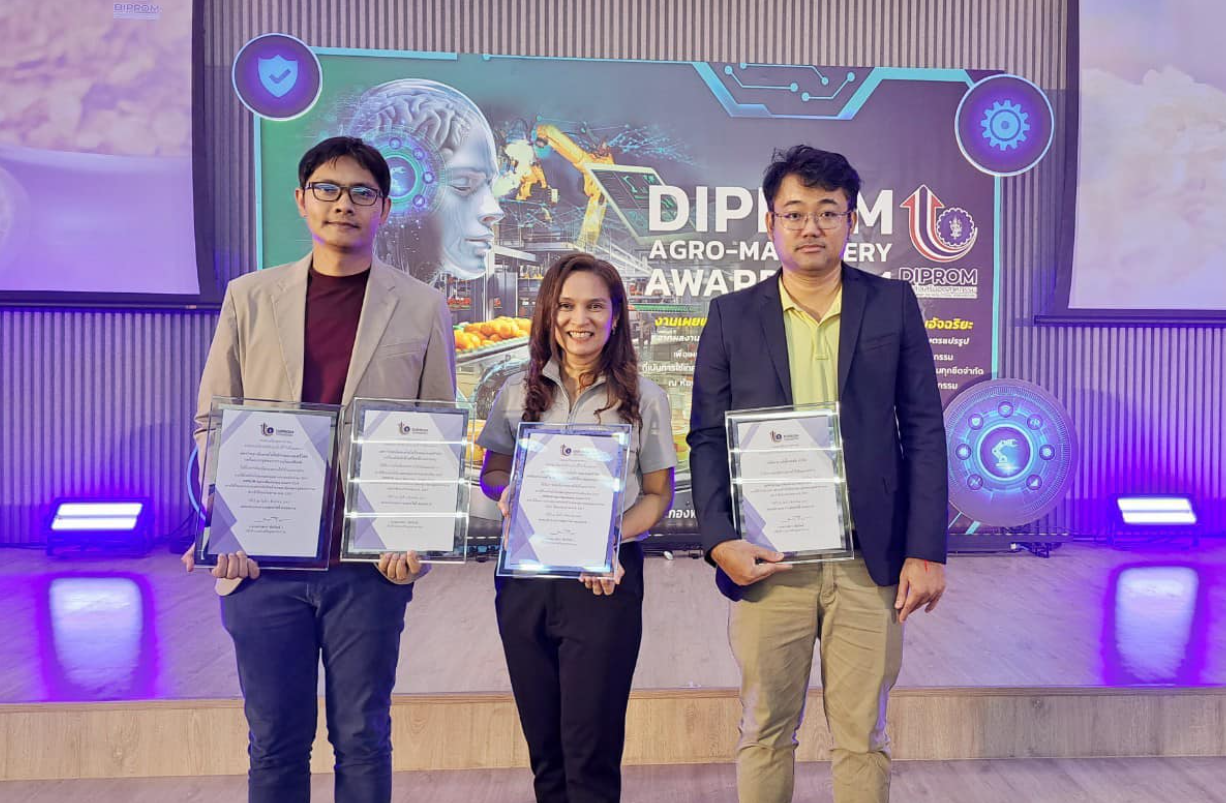 A group of people holding certificates
AI-generated content may be incorrect.