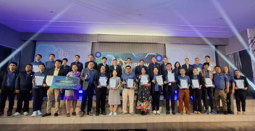 A group of people holding certificates
AI-generated content may be incorrect.