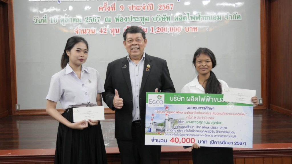 A group of people holding signs
AI-generated content may be incorrect.