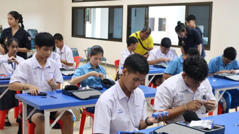 A group of people in a classroom

AI-generated content may be incorrect.