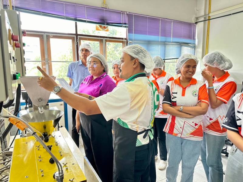 A group of people in a factory

AI-generated content may be incorrect.