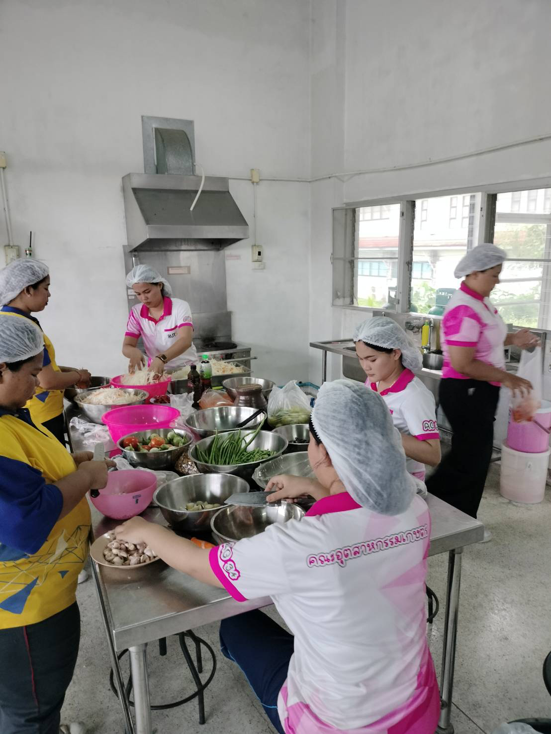 A group of people in a kitchen
AI-generated content may be incorrect.