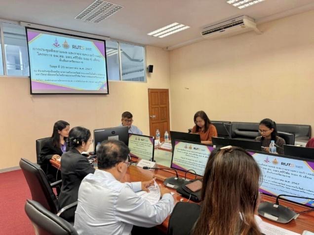 A group of people in a meeting
AI-generated content may be incorrect.